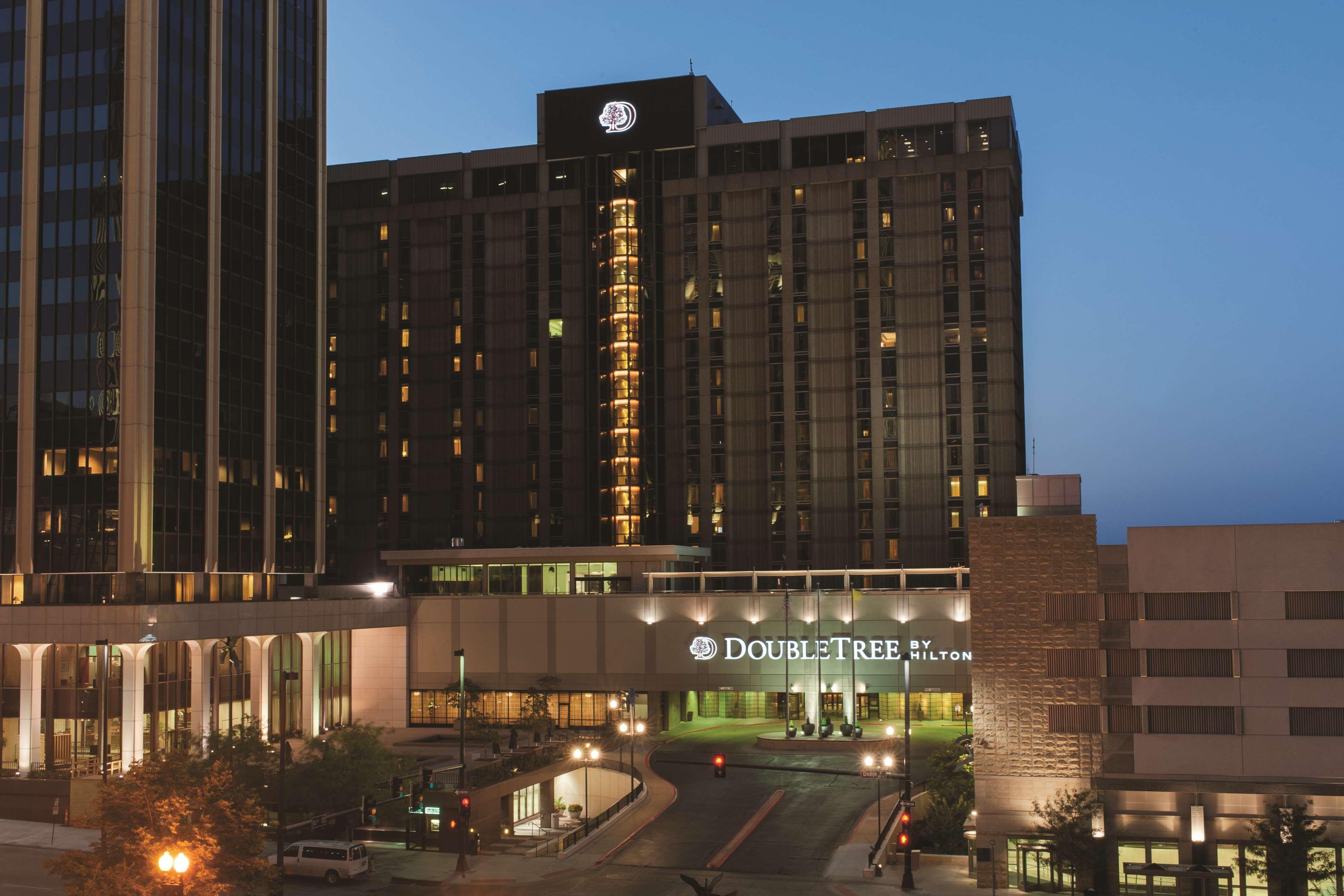 Doubletree By Hilton Hotel & Executive Meeting Center Omaha-Downtown Exterior photo